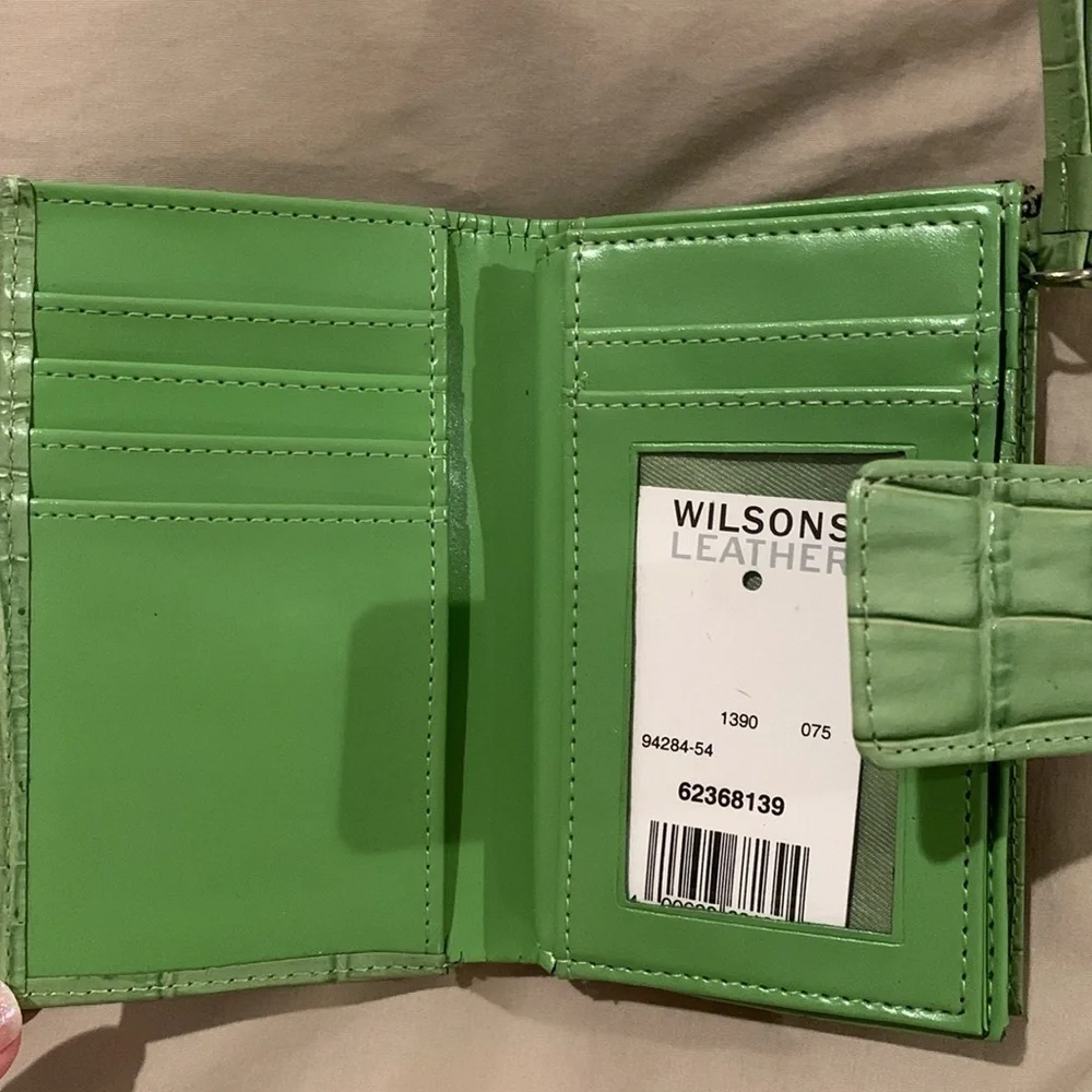 NWT w/defect.Wilson’s Bifold Wallet. Never used but has an area of cracking.‌‍‍‍